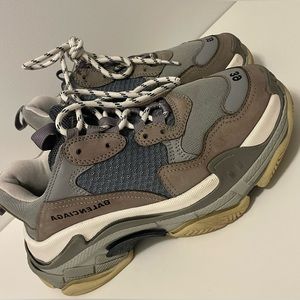 Authentic Balenciaga Triple S shoes 👟 come in box, extra shoe lace & dust bag🩶